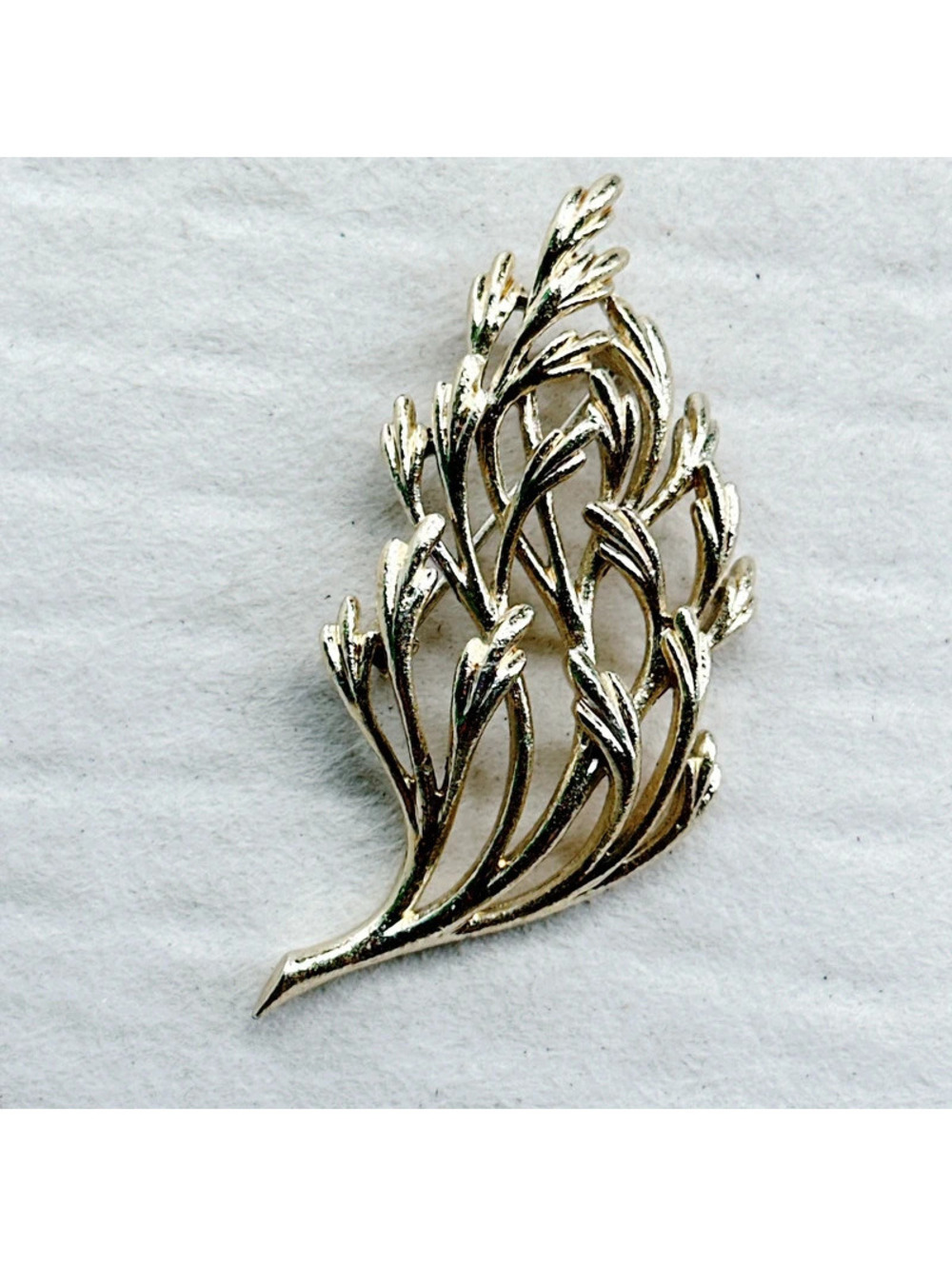 5434gc. Goldtone Vine Brooch